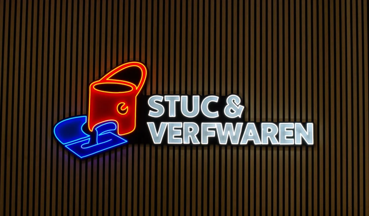 neonlogo stuc en verfwaren