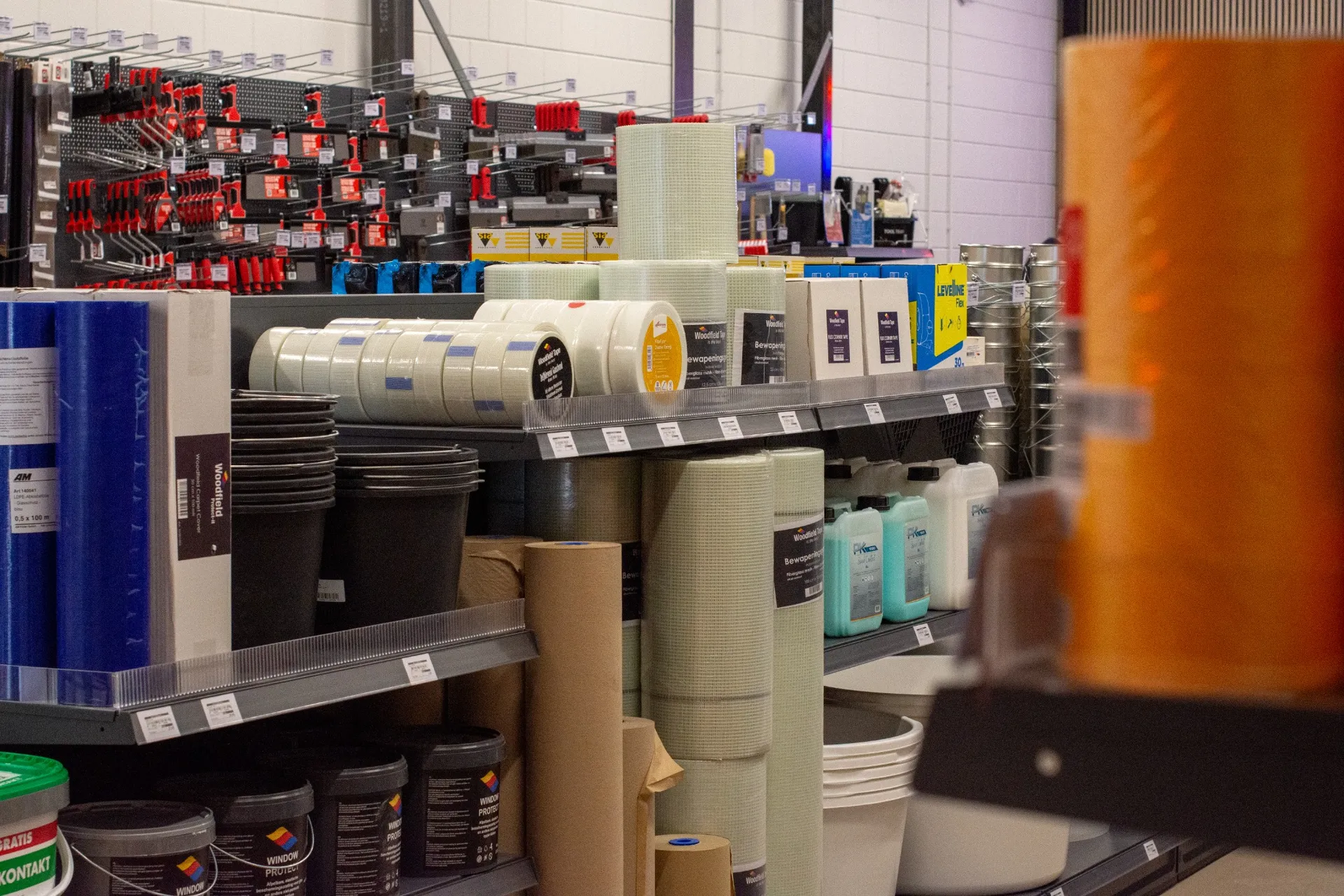 schappen met afplakmateriaal en schildersbenodigdheden